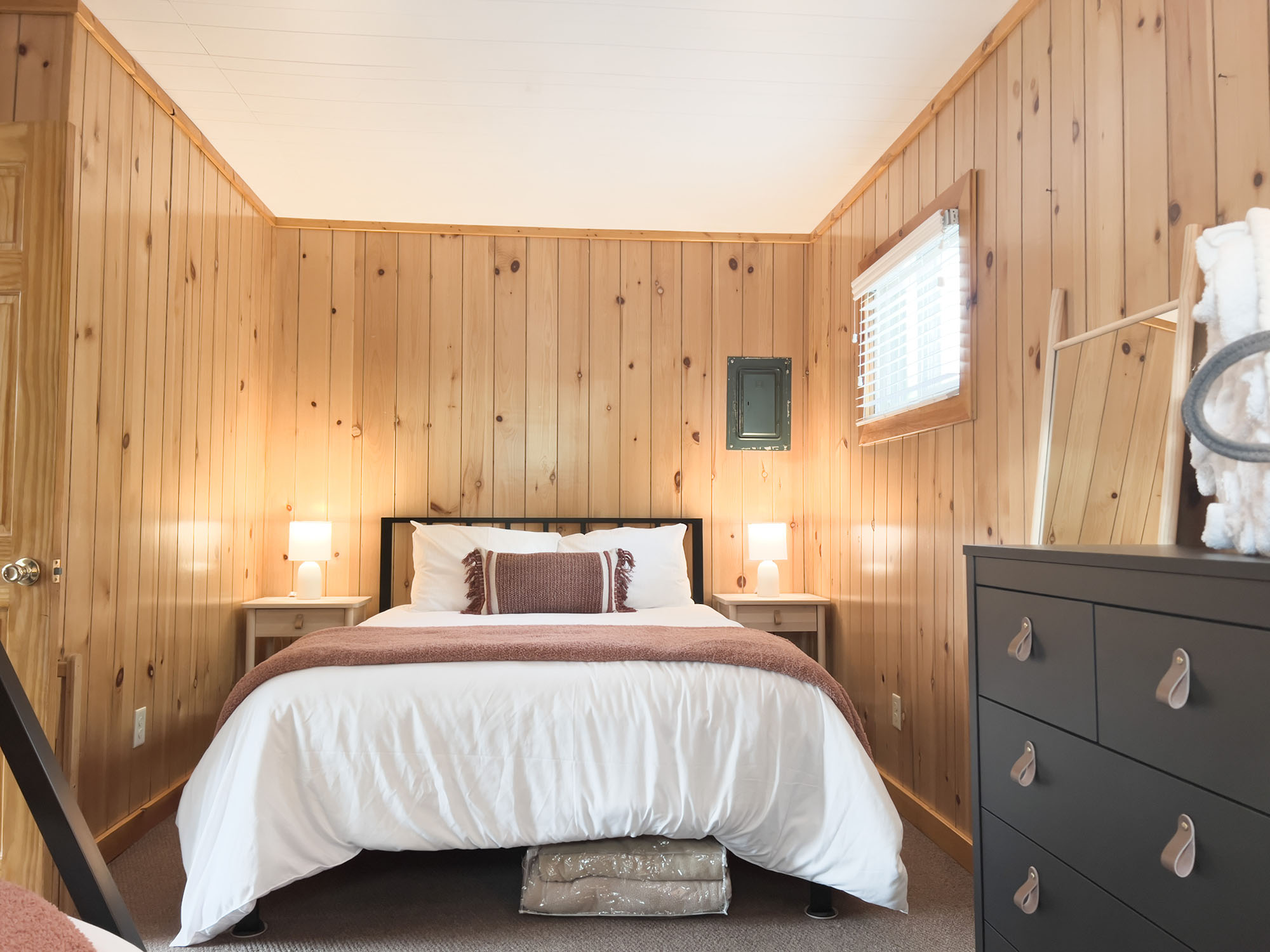 Cabin 3 - Glen Arbor - Queen Bed at Sleeping Bear Resort